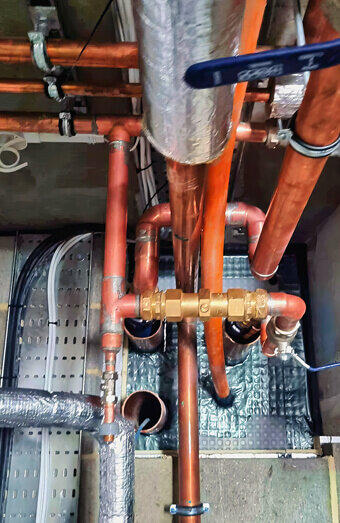 https://plumbercomo.com.au/uploads/2025/06/commercial-plumbing-390382.jpg
