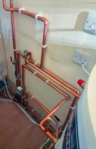 https://plumbercomo.com.au/uploads/2025/06/hot-water-301986.jpg