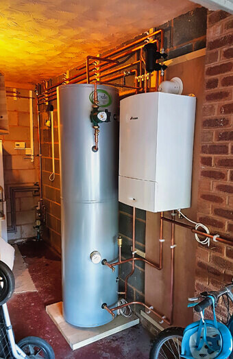 https://plumbercomo.com.au/uploads/2025/06/hot-water-684599.jpg